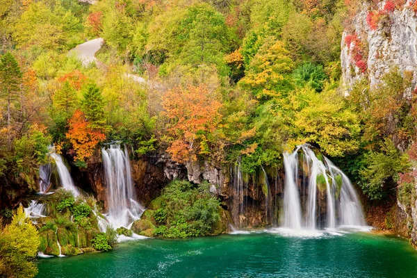 Watervallen in herfst bos — Stockfoto