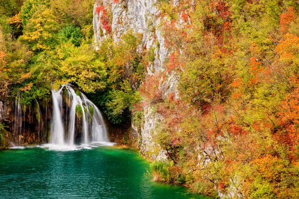 Vízesés Őszi Tájat Plitvicei Tavak Nemzeti Park Horvátországban — Stock Fotó