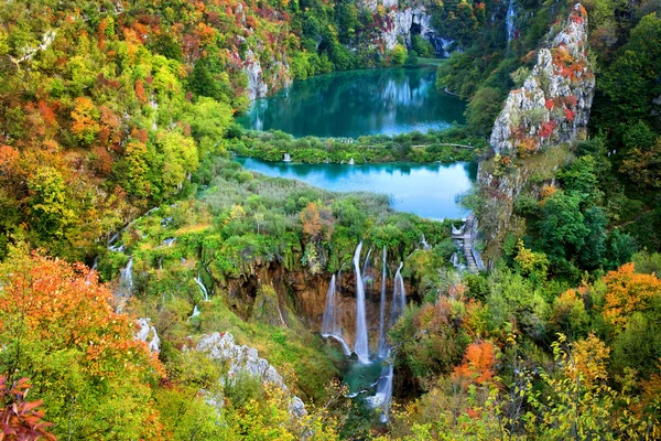 風光明媚な秋バレー クロアチア プリトヴィツェ湖群国立公園の山々 の風景します ストック写真