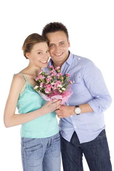 Szczęśliwa Para Młoda Atrakcyjny Dorywczo Miłość Mężczyzna Daje Kwiaty Kobiety — Zdjęcie stockowe
