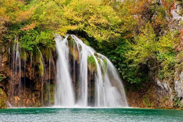 Festői Őszi Tájat Plitvicei Tavak Nemzeti Park Horvátország Festői Vízesés — Stock Fotó