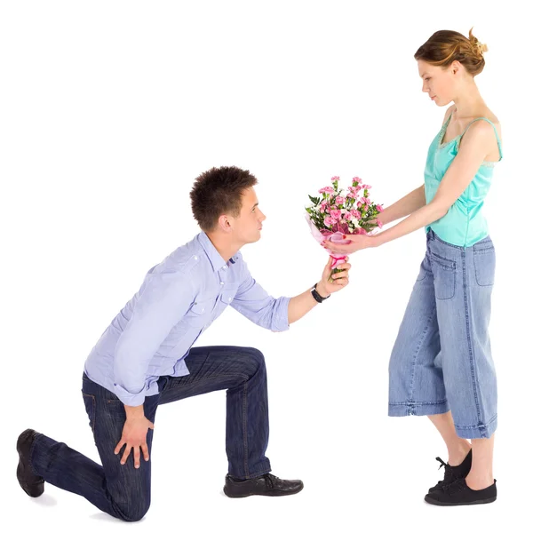 Ung Man Överlåta Blommor Till Sin Flickvän Isolerad Vit — Stockfoto