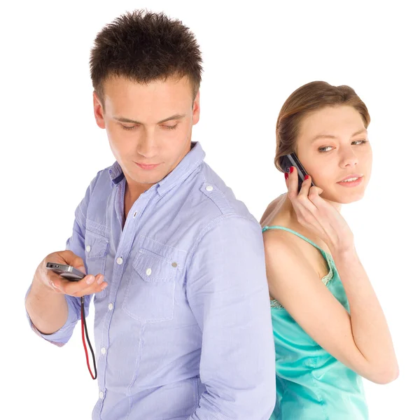カジュアルなカップル立っている背中に男の Sms 白い背景で隔離のチェック 電話で話している女性 — ストック写真