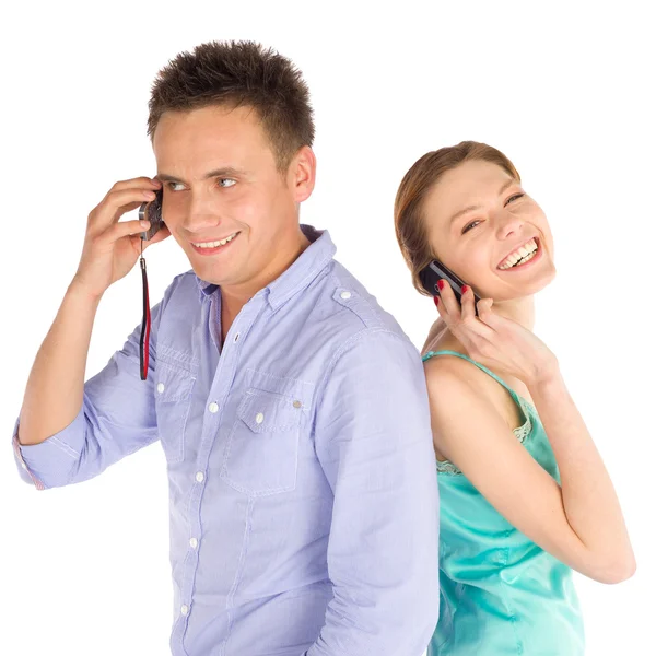 Radosna para rozmawia przez telefon — Zdjęcie stockowe