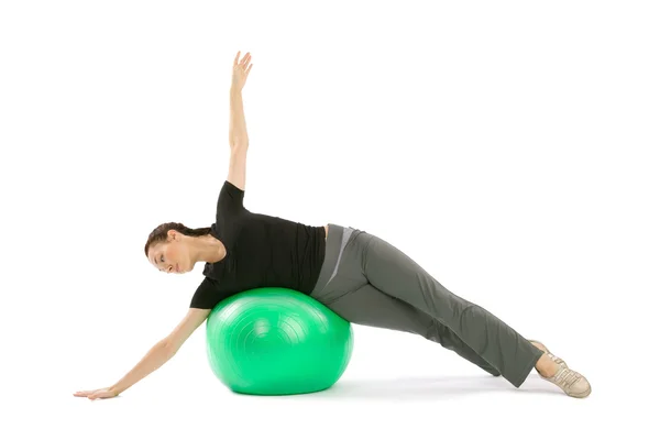 Mulher com uma bola de Pilates — Fotografia de Stock