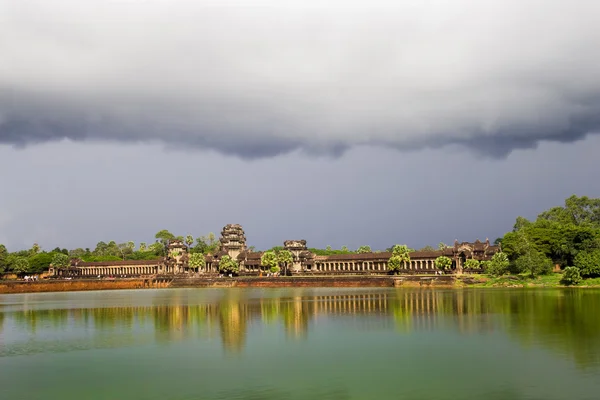 Angkor wat yukarıda fırtına bulutu — Stok fotoğraf