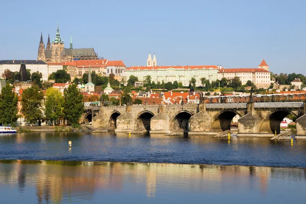 Κάστρο της Πράγας και τη γέφυρα του Καρόλου — Φωτογραφία Αρχείου
