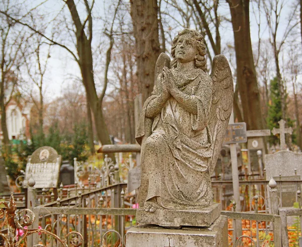 Angelo su un cimitero ortodosso — Foto Stock
