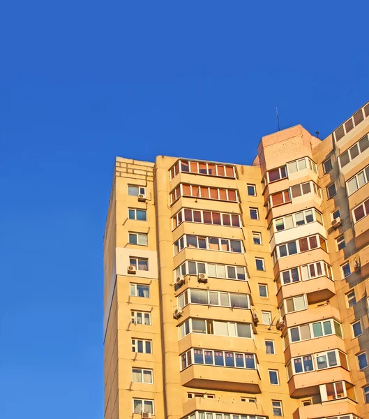 Haus auf einem Hintergrund Himmel — Stockfoto