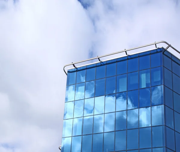 Moderni toimistorakennus tummansinisestä lasista — kuvapankkivalokuva