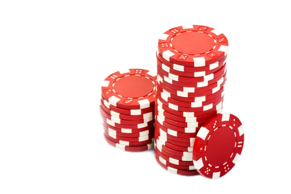 Стеки фишек для покера на белом фоне — стоковое фото