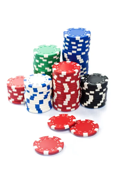 Hromady pokerových žetonů na bílém pozadí — Stock fotografie