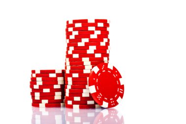 beyaz zemin üzerinde poker fiş destesi şeklinde