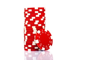 beyaz zemin üzerinde poker fiş destesi şeklinde