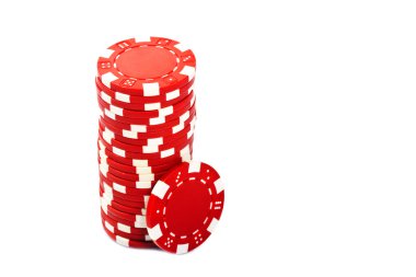 beyaz zemin üzerinde poker fiş destesi şeklinde