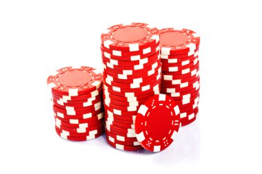 beyaz zemin üzerinde poker fiş destesi şeklinde