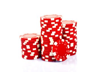 beyaz zemin üzerinde poker fiş destesi şeklinde