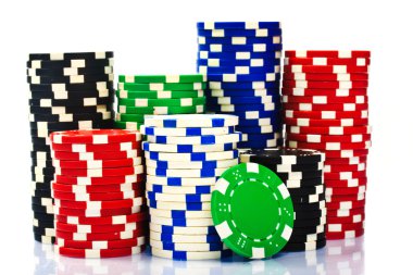 beyaz zemin üzerinde poker fiş destesi şeklinde