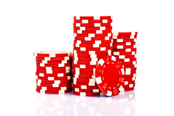 Hromady pokerových žetonů na bílém pozadí — Stock fotografie