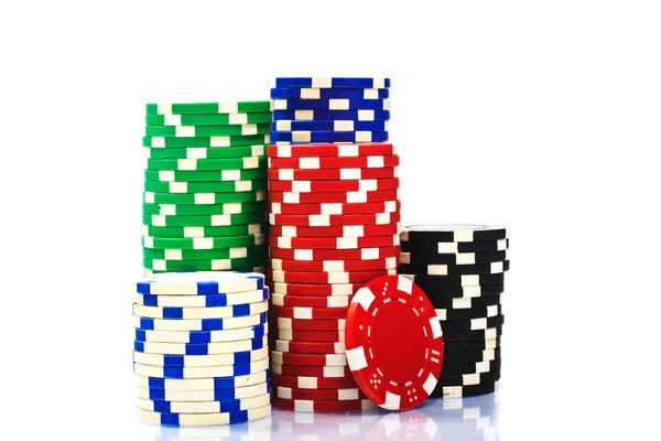 白い背景にポーカーチップのスタック — ストック写真
