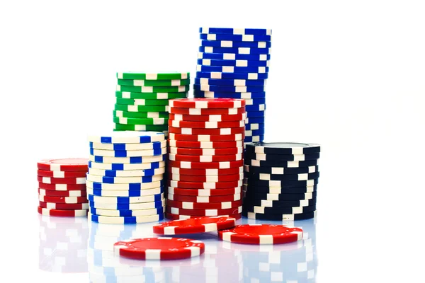 白い背景にポーカーチップのスタック — ストック写真
