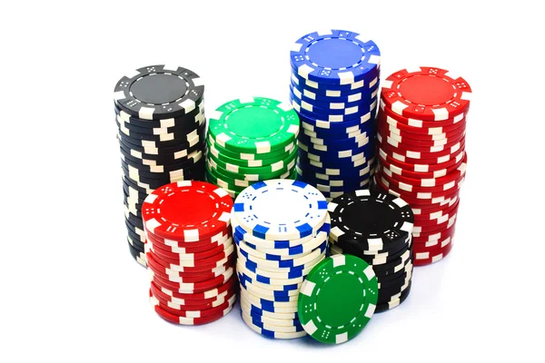 Pilhas de fichas de poker em um fundo branco — Fotografia de Stock