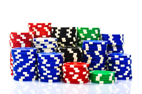 Stos żetonów pokerowych na białym tle — Zdjęcie stockowe