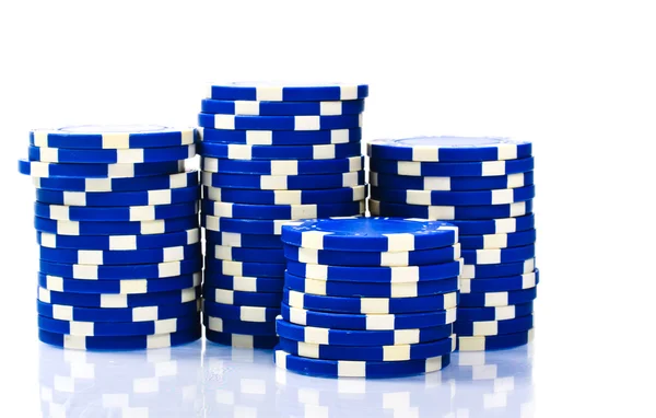 Pilhas de fichas de poker em um fundo branco — Fotografia de Stock