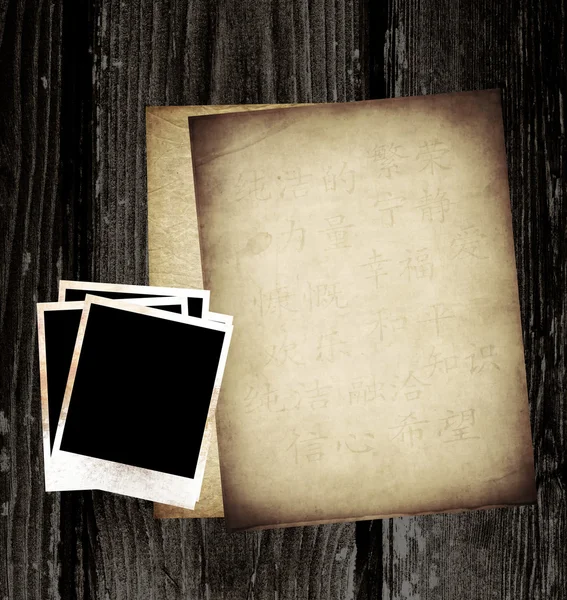 Εκλεκτής ποιότητας χαρτί και φωτογραφία σε ξύλο φόντο — Φωτογραφία Αρχείου