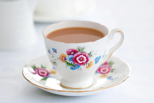ビンテージ茶碗でお茶 — ストック写真