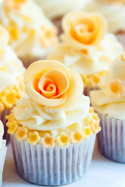 黄色の砂糖のバラで飾られたカップケーキ — ストック写真