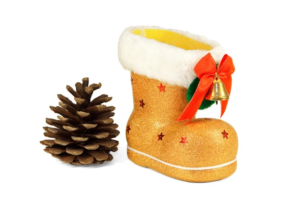 Botas de Navidad doradas y cono de pino —  Fotos de Stock