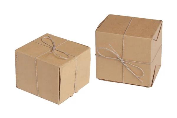 Duas Caixas Embalagem Amarradas Com Corda Fundo Branco — Fotografia de Stock