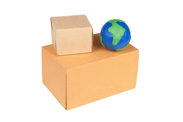两个包装盒和在白色背景上的地球模型 — 图库照片