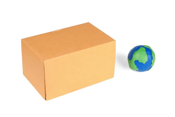 Der Karton Und Das Modell Der Weltkugel Auf Weißem Hintergrund — Stockfoto