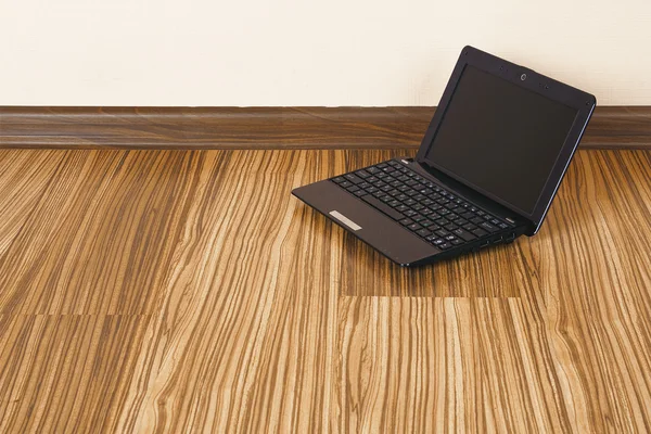 Ноутбук на полу — стоковое фото