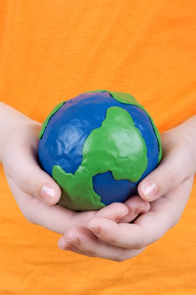 地球を支えて子供の手 — ストック写真