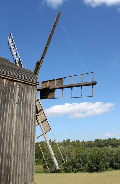 Antiguo molino de viento en pueblo ucraniano —  Fotos de Stock