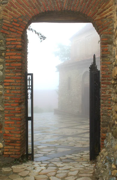 Είσοδο στην ομίχλη πόλη — Φωτογραφία Αρχείου
