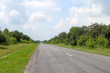 beyaz çizgiler merkezi olan uzun yol ülke