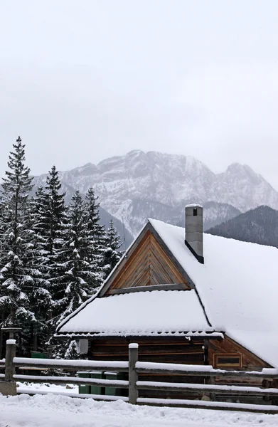 Huis Sneeuw Met Berg Als Achtergrondgeluid — Stockfoto