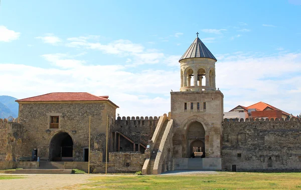 Yard and bell tower of Svetitskhoveli Cathedral in Mtskheta, Geórgia — Fotografia de Stock