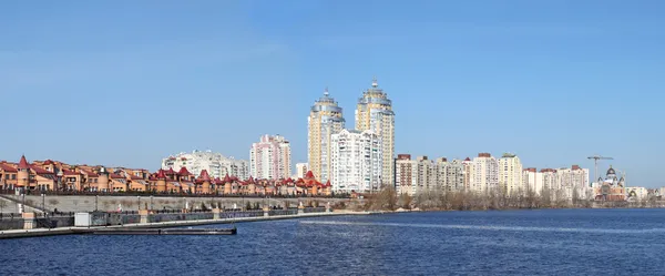 Skyline van Kiev en reflectie over de rivier dnipro — Stockfoto