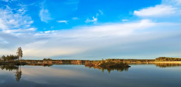 Een Dramatische Hemel Weerspiegelen Een Rustige Noordelijke Lake — Stockfoto