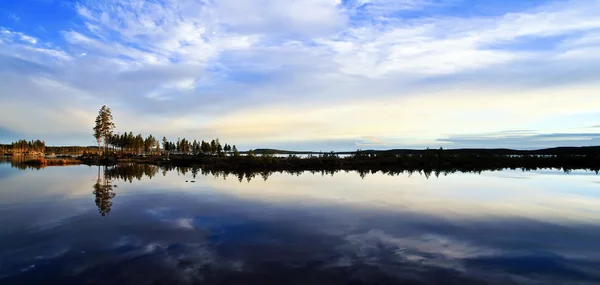 Драматическое Небо Отражающееся Спокойном Северном Озере — стоковое фото