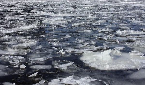 Весняний лід на річці — стокове фото
