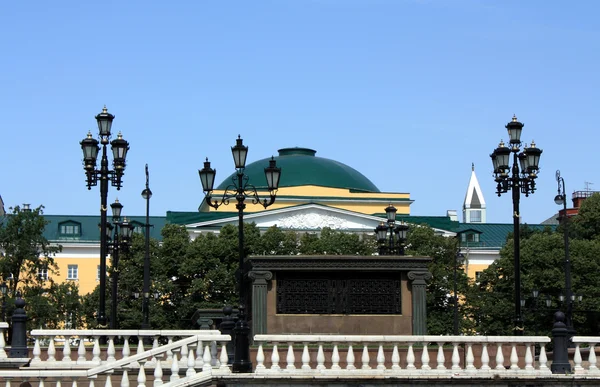 Farolas y la cúpula del edificio — Foto de Stock