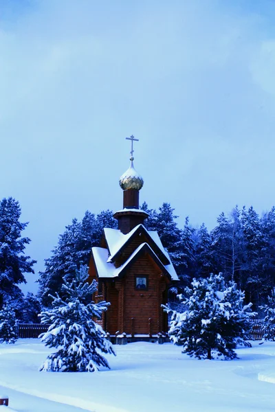 ロシアの村の教会復元または再構築 — ストック写真