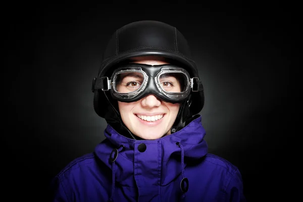 ヘルメットとゴーグルを持つ少女 — ストック写真