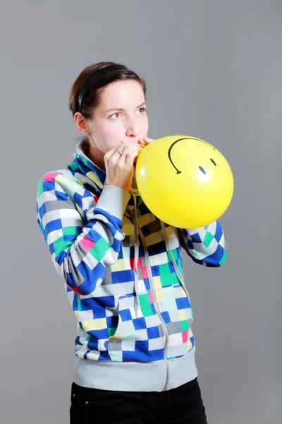 Chica inflando un globo — Foto de Stock
